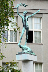 Bronzeskulptur / Siegesskulptur vor dem Tyl-Gymnasium in Hradec Králové / Königgrätz, Bildhauer Jan Stursa.