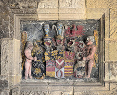 Altes Wappen, Steinrelief  - eingelassen ins Mauerwerk auf dem Quedlinburger Schlossberg.