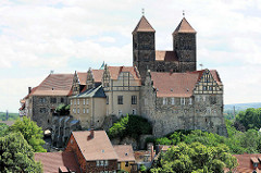 Blick vom Münzberg auf den Quedlinburger Schlossberg - romanische Stiftskirche St. Servatius, geweiht 1129; Renaissanceschloss aus dem 16./17. Jahrhundert jetzt Sitz vom  Städtischen Museum.