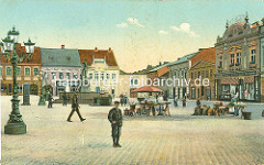 Altes Bild vom Marktplatz in Dvůr Králové nad Labem / Königinhof an der Elbe - Marktstände mit Gemüse auf dem Platz, Kandelaber / Gaslaternen - im Hintergrund der Záboj Brunnen. Záboj ist eine Figur aus dem Royal Court Manuskript / Manuskript von