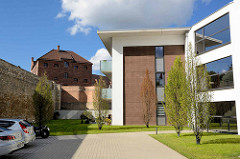Neubauten, moderne Wohnhäuser / Architektur - Gefängnismauer und Klinker-Steinbau des 1896 erbauten Untersuchungsgefängnis für das Königlich Preußische Amtsgericht in Aschersleben; jetzt Stadtarchiv und Kriminalpanoptikum.