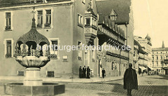 Historische Aufnahme vom Hennebrunnen und Rathaus in Aschersleben.