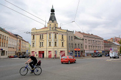 Straßenkreuzung in Hradec Králové / Königgrätz; Fahrradfahrer - Wohnhaus mit Giebelturm.