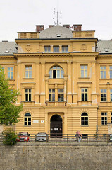 Eingang / Architektur vom Biskupské gymnázium Bohuslava Balbína an der Adler / Orlice, Nebenfluss der Elbe in Hradec Králové / Königgrätz.