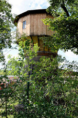 Alter Wasserturm des ehem. Bahnbetriebswerkes in Aschersleben. Sockel mit Backsteinen / Ziegelsteinen, Kuppel mit Holz verkleidet.