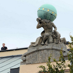 Skulptur Atlas mit Kupfer Erdkugel / Himmelsgewölbe auf dem Dach des Gebäudes der Pädagogische Hochschule / Universität in Hradec Králové / Königgrätz.  Atlas ist in der griechischen Mythologie ein Titan, der das Himmelsgewölbe am westlichsten Pu