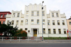 Art Deco Architektur in Mělník; Gebäude mit Zinnengiebel.