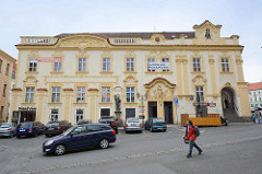 Renoviertes Gebäude mit barocker Fassadenkoration - Architektur in Hradec Králové / Königgrätz; Dekorelemente farblich abgesetzt.