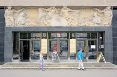 Relief - Allegorien über dem Eingang eines Verwaltungsgebäudes in Hradec Králové / Königgrätz.