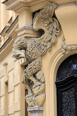 Großer Adler als Relief - Fassadendekor am Eingang eines Wohnhauses in Hradec Králové / Königgrätz.