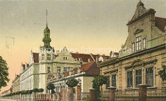 Historische Strassenansicht in Nymburk / Neuenburg an der Elbe; lks. das Bohumil Hrabal Gymnasium - Baustil Neorenaissance, erbaut 1907.