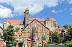 Zum Hotel umgebautes Fachwerkhaus - Eisen Wendeltreppe als Notausgang / Feuertreppe; dahinter der Schlossberg von Quedlinburg mit St. Servatius Kirche.
