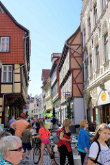 Fussgängerzone an der Steinbrücke in Quedlinburg, schmale Straße - hohe Fachwerkgebäude.