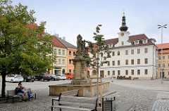 Blick zum ehem. Neuen Rathaus in Hradec Králové / Königgrätz - Renaissance Gebäude, restauriert 1868 - im Vordergrund ein Brunnen mit der Skulptur des Hl. Johannes von Nepomuk.