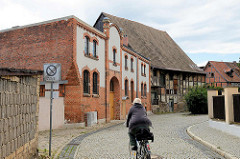 Architektur in Quedlinburg - Industriearchitektur / Gewerbearchitektur - Ziegelgebäude und altes Fachwerk-Lagergebäude mit Laderampe.