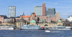 Panorama von den Landungsbrücken in Hamburg St. Pauli - Fahrgastschiffe der Hafenrundfahrt liegen abfahrtbereit am Ponton, dahinter die Alte Navigationsschule und Hochhäuser auf dem ehem. Gelände der Bavaria-Brauerei - Skyline Hamburgs, Hafenkrone.