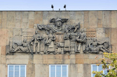 Fassadenrelief - ArbeiterInnen, Weberei - Expressionistische Architektur der 1920er Jahr - Neues Bauen; Architektur in Hradec Králové / Königgrätz.