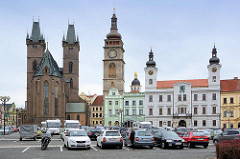 Marktplatz / Großer Markt von Hradec Králové / Königgrätz; re. das Rathaus, in der Bildmitte der Weisse Turm und die Kuppel der Hl. Kliment Kapelle - lks. die Hl Geist Kathedrale.