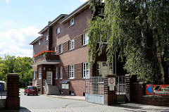 Architektur Neues Bauen - Backsteingebäude, Verwaltungsgebäude am Bahngelände von Aschersleben - jetzt Gesundheitszentrum und Einzelhandel.