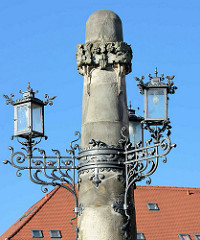 Kunzebrunnen in Aschersleben - aufgestellt 1904; gestiftet von den Brüdern / Stadträten Gustav und Emil Kuntze, Architekten Färber / Berlin - Ausführung Steinmetzmeister Helm. Säule mit Kandelaber aus Schmiedeeisen.