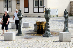 Brunnen am Kornmarkt / Bunten Lamm;  Künstler Prof. Bernd Göbel - 1989, Bronzeskulpturen aus der Geschichte Quedlinburgs.