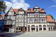 Kornmarkt in Quedlinburg - mehrgeschossige Fachwerkhäuser mit Einzelhandel / Restaurant im Erdgeschoss.