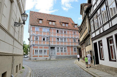 Denkmalgeschütztes Gebäude am Stieg in Quedlinburg. Ursprungsbau aus dem 17. Jahrhundert; dreigeschossiges Fachwerkhaus mit vorkragenden Obergeschossen.
