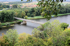 Blick von der Burg Mělník auf die Elbe - Strassenbrücke über den Fluss.