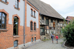 Architektur in Quedlinburg - Industriearchitektur / Gewerbearchitektur - Ziegelgebäude und altes Fachwerk-Lagergebäude mit Laderampe.