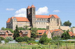 Blick über Gemüsefelder zum Quedlinburger Schlossberg - romanische Stiftskirche St. Servatius, geweiht 1129; Renaissanceschloss aus dem 16./17. Jahrhundert jetzt Sitz vom  Städtischen Museum.