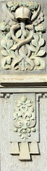 Detail Säulendekor; florale Elemente, Schlangen und Hermeshelm - Wohnhaus, Geschäftshaus mit Jugendstil / Art Nouveau Fassade in der Wilhelmstraße / Aschersleben.