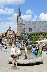 Bronzeskulpturen - die Münzenberger Wandermusikanten auf dem Marktplatz von Quedlinburg - Bildhauer Wolfgang Dreysse 1979; im Hintergrund das Rathaus und der Kirchturm der Marktkirche / St. Benedikt-Kirche.