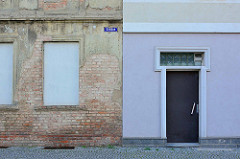 Bilder aus Aschersleben / Harz; alt + neu, Hauswand mit abbröckelndem Putz, rohe Ziegel, vernagelte Fenster - verputzte, gestrichene Hausfassade, Eingangstür mit Oberlicht.