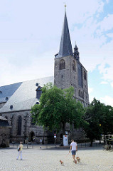 Kirchplatz der St. Nikolaikirche in Quedlinburg, erstmalige Erwähnung 1222, Westbau frühgotisch - Rest spätgotisch.