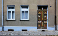 Grob verputzte Hausfassade - Rauhputz - historische Eingangstür, Holztür mit Jugendstilschnitzerei - alt + neu, Bilder aus Aschersleben.