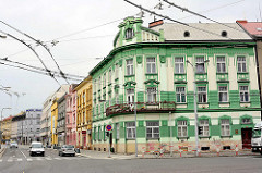 Art Deco Eckhaus / Wohngebäude - Fassadekor mit dunkel Grün abgesetzt - Straße in Hradec Králové / Königgrätz.