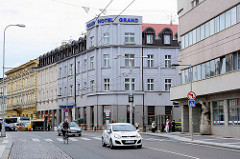 Geschäftsstraße / Hauptstraße in Hradec Králové / Königgrätz; mehrstöckige Gründerzeithäuser / moderne Architektur; Hotel Grand - Wohnhäuser, Geschäftshäuser; Straßenverkehr.