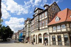 Kornmarkt in Quedlinburg - mehrgeschossige Fachwerkhäuser mit Einzelhandel / Restaurant im Erdgeschoss.
