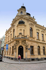 Gründerzeit Eckhaus mit Eingangsdekor - Architektur in Hradec Králové / Königgrätz.