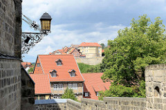 Blick vom Schlossberg in Quedlinburg zum Münzenberg - ehem. Sitz vom Beneditkinerinnenkloster und St. Marienkirche. Um 1539 wurde das Kloster aufgegeben  und ab 1580 von Handwerkern, fahrenden Leuten und Musikern besiedelt. Die neuen Bewohner des