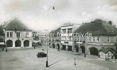 Historisches Motiv vom Marktplatz in Nymburk / Neuenburg an der Elbe /Tschechien; lks. das Rathaus der Stadt.