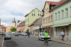 Geschäftsstraße in Aschersleben - im Hintergrund der Stadtturm Schmaler Heinrich in Aschersleben - erbaut 1442; Torturm der ehem. Verteidigungsanlage der Stadt.