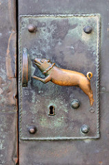 Springendes Bronzeschwein - Türgriff / Türklinke am Haupteingang der Stiftskirche St. Servatius auf dem Schlossberg in Quedlinburg.