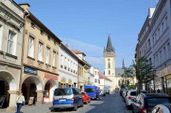 Geschäftsstraße in Dvůr Králové nad Labem / Königinhof an der Elbe; Wohnhäuser, Geschäftshäuser mit Einzelhandel - Blick zur Dekanatskirche Johannes der Täufer.