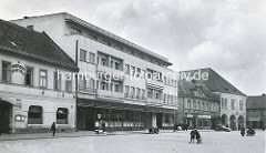 Altes Bild vom Marktplatz in  Nymburk / Neuenburg an der Elbe; moderne und historische Architektur; re. das Rathaus der Stadt.