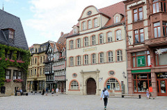 Architektur in Quedlinburg - Haus Grünhagen in der Altstadt, Markt; Patriziergebäude von 1701, toskanisches Säulenportal - Durchfahrt für Pferdewagen.