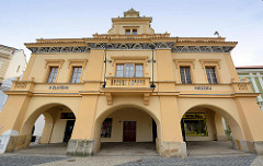 Historisches Gebäude beim Marktplatz von Mělník - ehem. Gastätte Zur Goldenen Traube / U Zlatého hroznu.