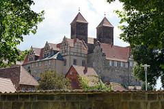 Quedlinburger Schlossberg - romanische Stiftskirche St. Servatius, geweiht 1129; Renaissanceschloss aus dem 16./17. Jahrhundert jetzt Sitz vom  Städtischen Museum.