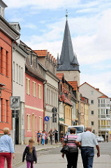 Wohnhäuser in Aschersleben - Turmspitze vom Johannisturm - erbaut 1380; Torturm der ehem. Verteidigungsanlage der Stadt.