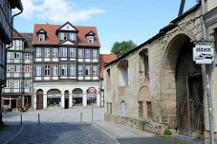 Blick zum Kornmarkt in Quedlinburg - mehrgeschossige Fachwerkhäuser mit Einzelhandel im Paterre.